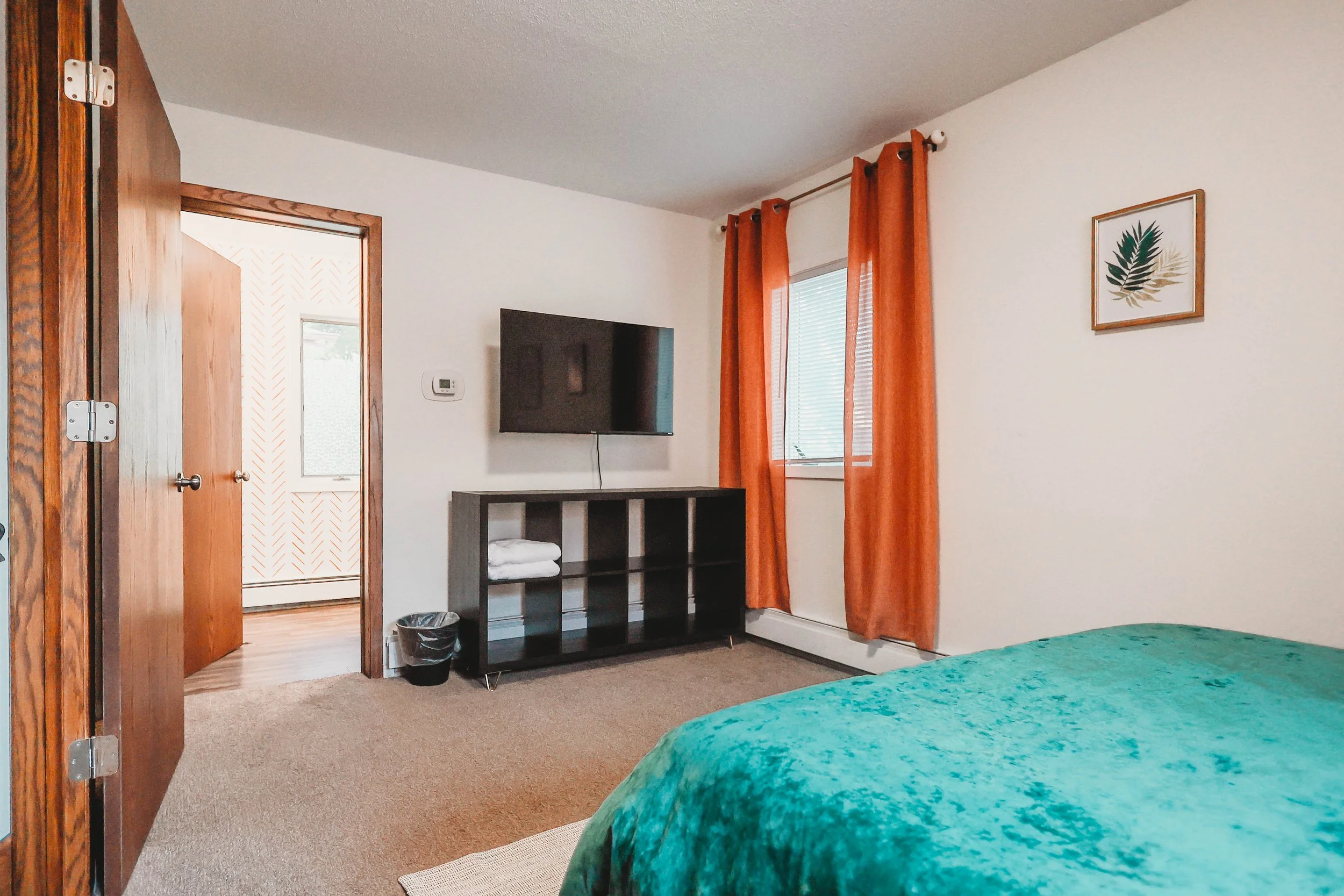2nd Floor Bedroom - 1 Queen Bed, En Suite
