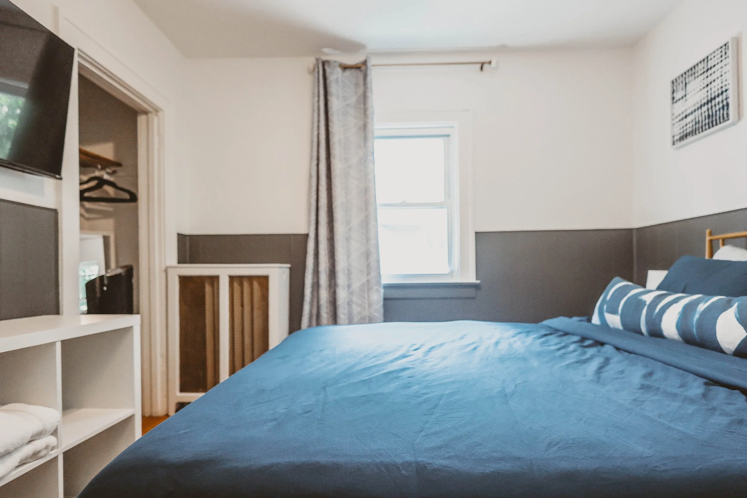 2nd Floor Bedroom - 1 Queen Bed