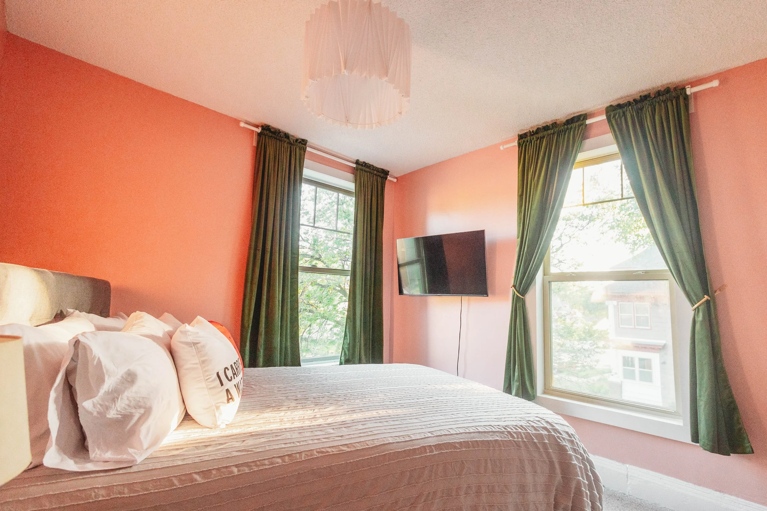 Bedroom - Floor 2 - Queen Bed