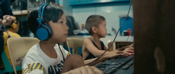Filipino children surf the internet as a local internet cafe 