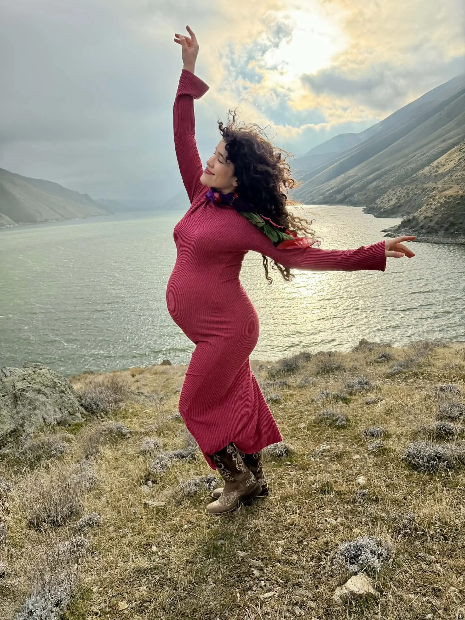 Un tercer trimestre bien baila’o: movimiento, cerebro, y preparación para el parto