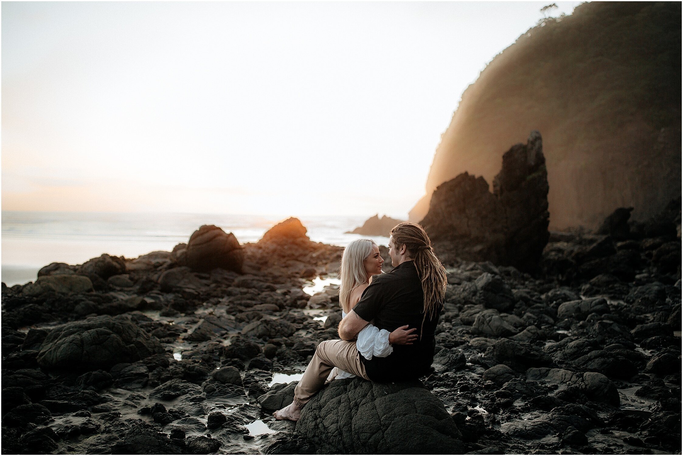 Zanda+Auckland+wedding+photographer+black+sand+moody+romantic+sunset+Piha+beach+engagement+New+Zealand_17.jpeg