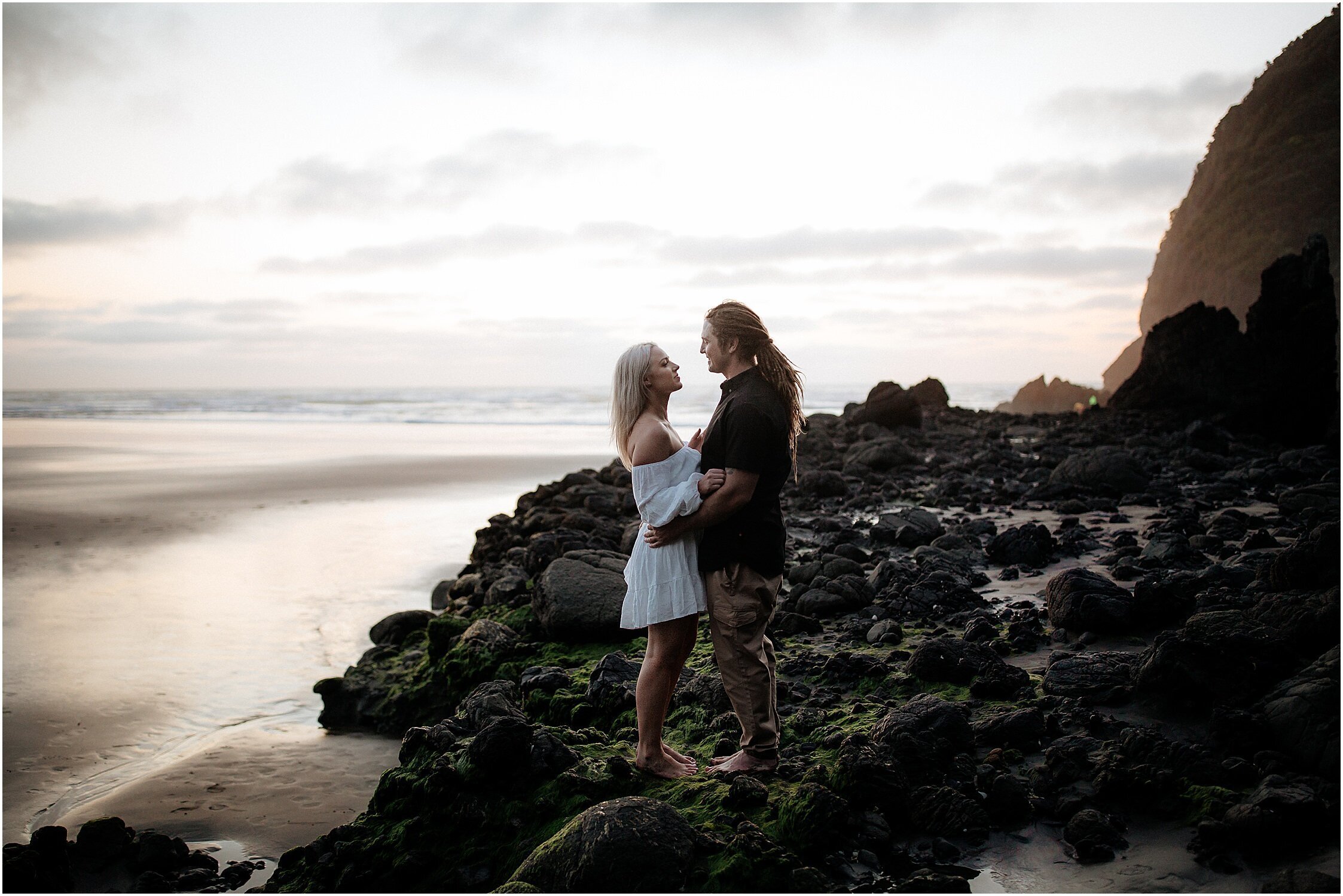 Zanda+Auckland+wedding+photographer+black+sand+moody+romantic+sunset+Piha+beach+engagement+New+Zealand_28.jpeg