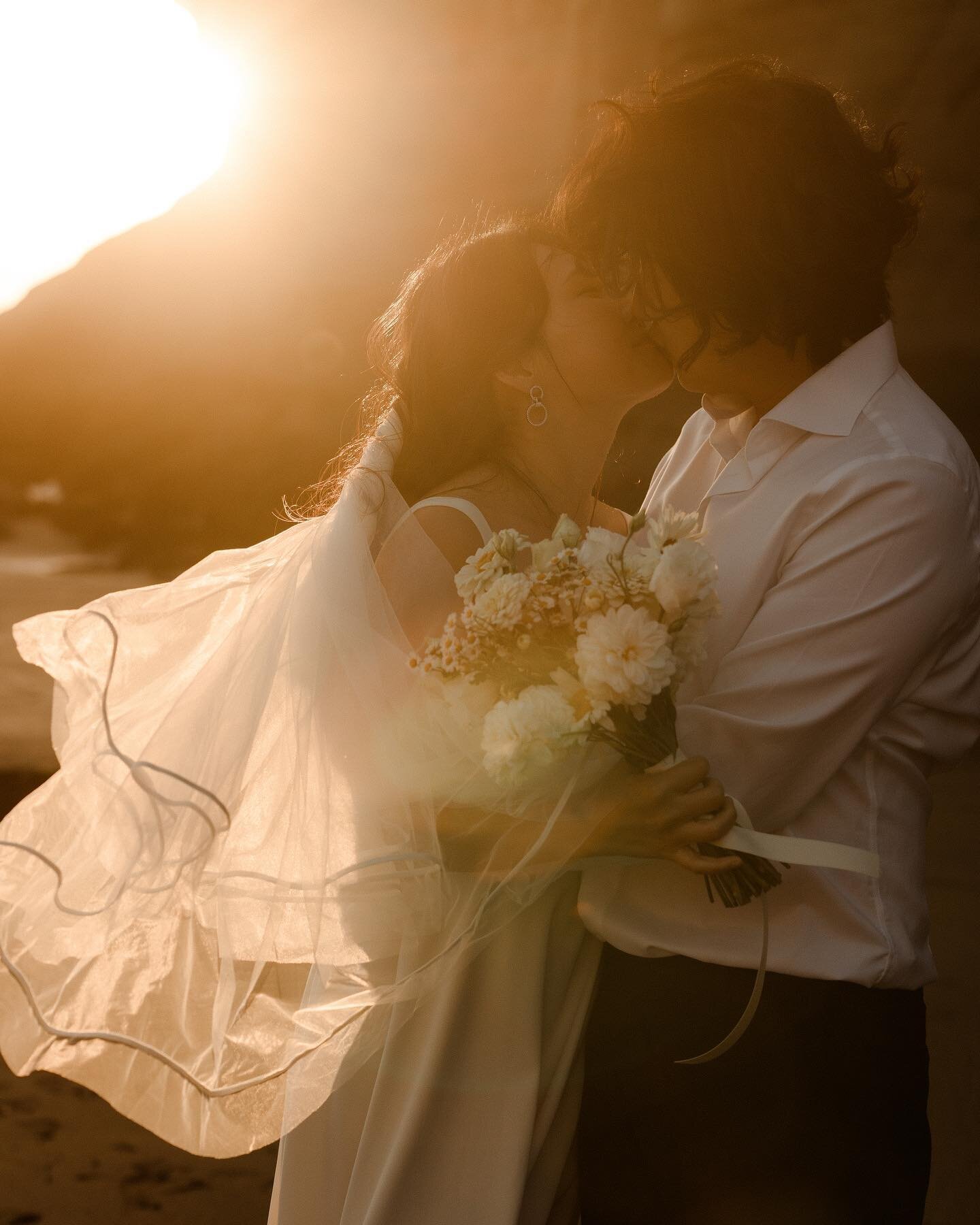H + C at Muriwai. 
Thank you everyone for your patience waiting your galleries. It has been a very busy time for me.
.
.
.
#muriwaibeach #weddingsunset #modernbride #shortweddingdress