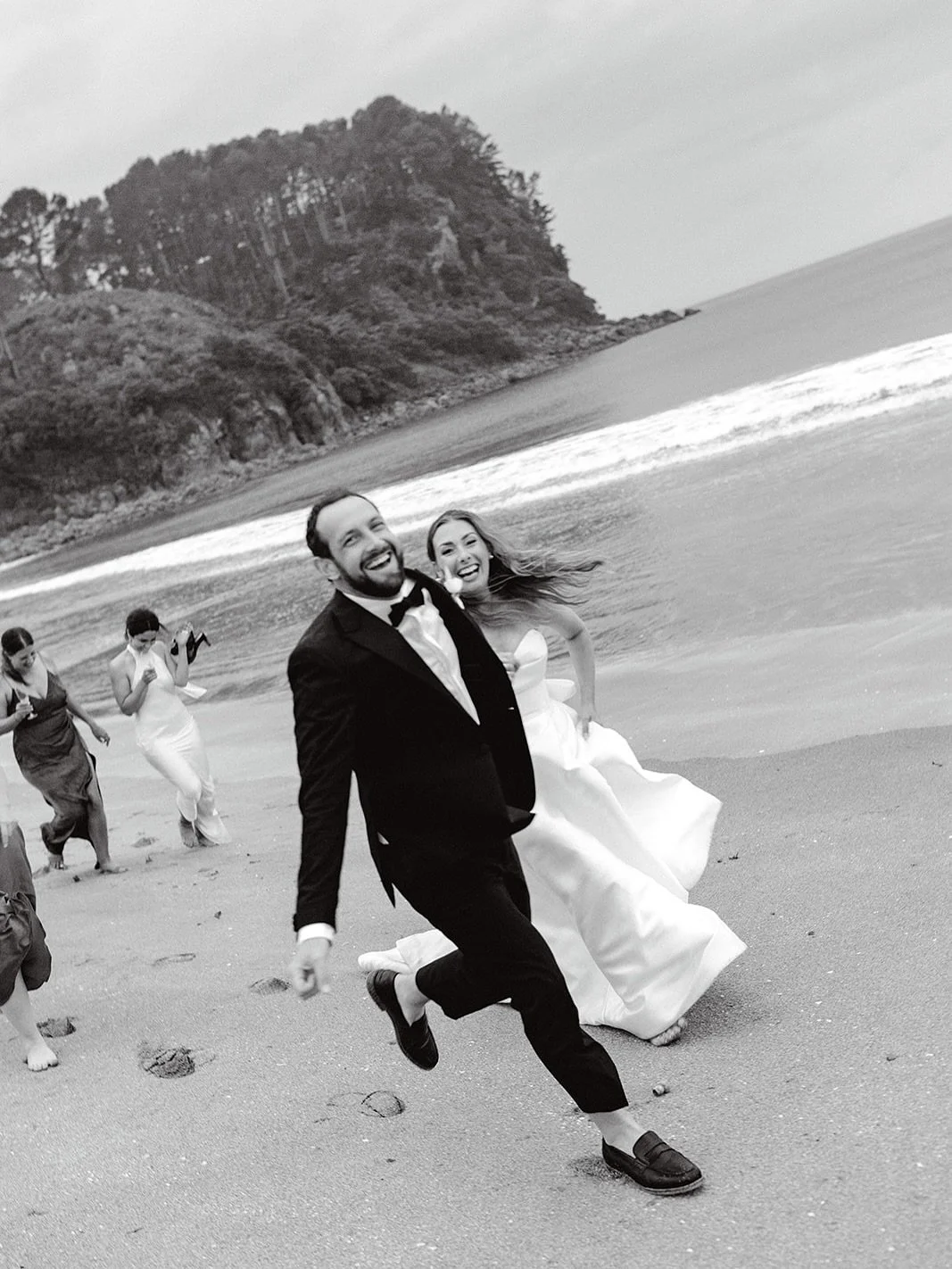 This perfect venue for beach wedding vibes
@orua_beachhouse 

#oruabeachhouse #haheiwedding #aucklandweddingphotographer #coromandelweddingphotographer