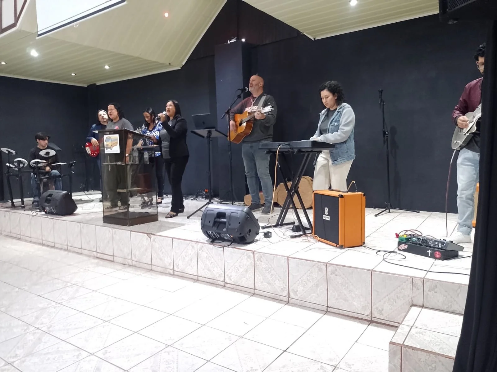 Encuentros leading worship at Iglesia Fe &amp; Amor