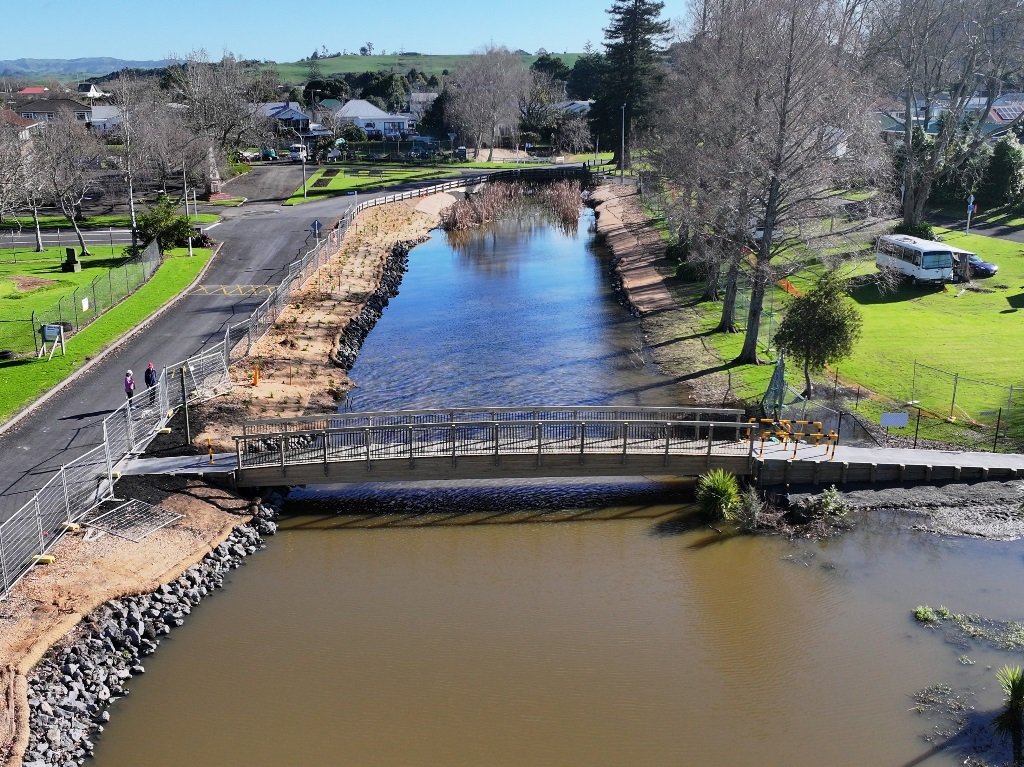 lake-hakanoa-footbridge.tmb-ize-1024-0.jpg