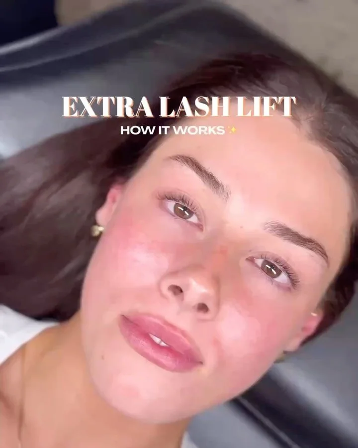 What even is an extra lash lift? (It&rsquo;s basically your regular lashes&hellip; but better 🤩)

✨Step 1: We lift your lashes onto a shield to give them their new shape 
✨Step 2: The first solution lifts your lashes from the base to the tip, to ach
