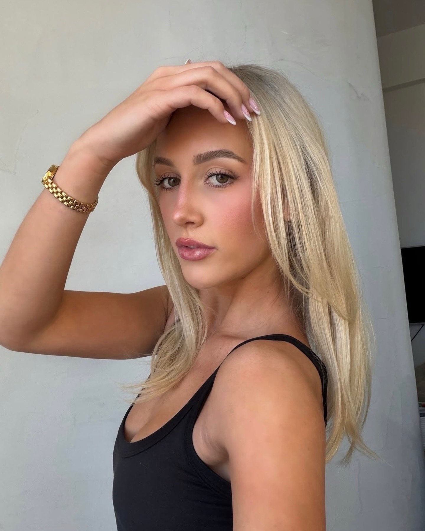 The brow of the summer ☀️✨

@flexi_faith soft and natural brow dye is perfect for the summer 🌺 
Forever obsessed with this face&hellip; and missing you like crazy already 😭💙