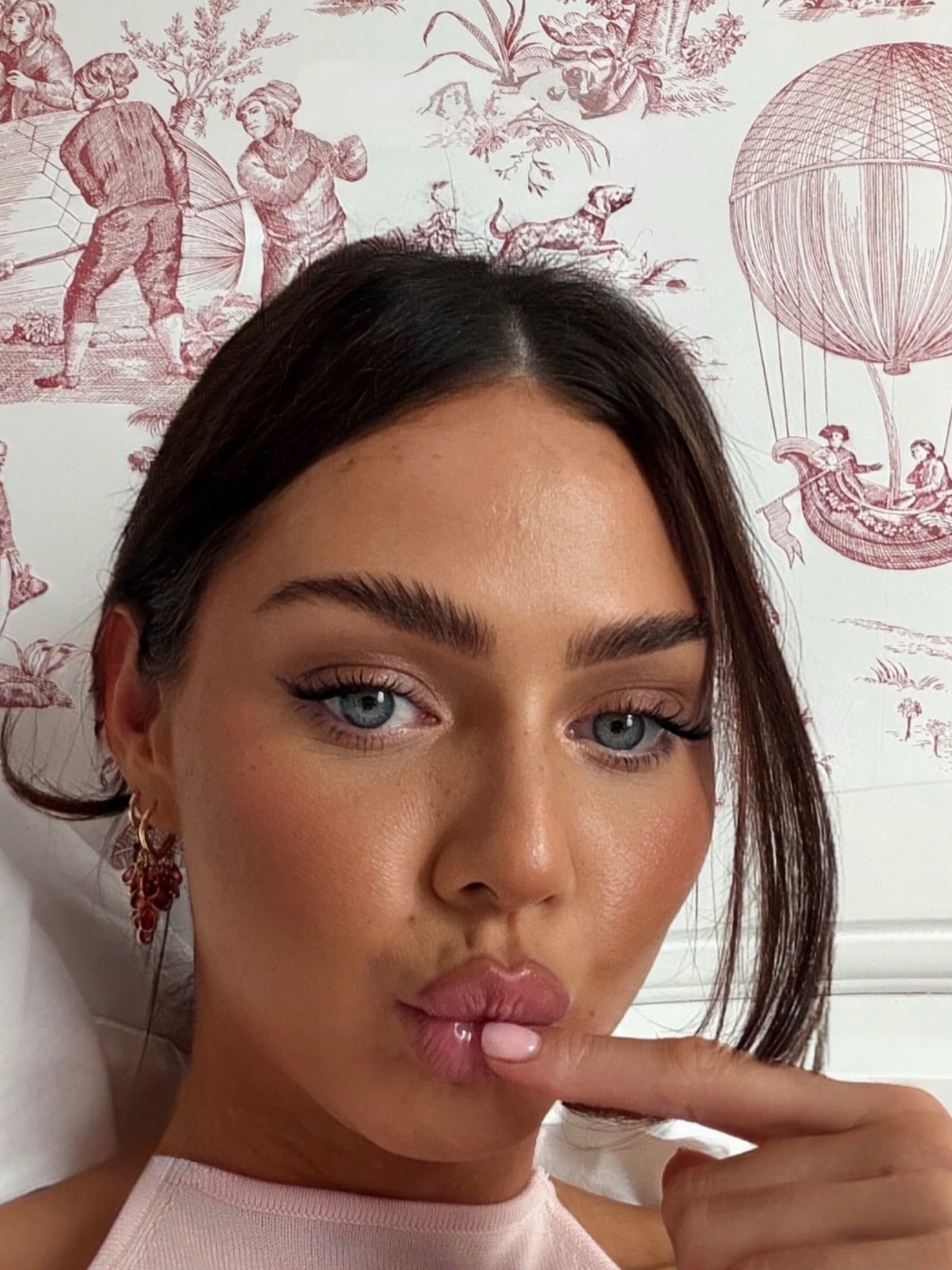 The last month of winter looked a bit like this >>
1. The gorgeous @rebekah__leah taking her brows international✈️
2. Ellise soaking up some family time in Vietnam
3. A Bambii B Mediterranean tapas night to say goodbye to Heidi😭
4. The last of