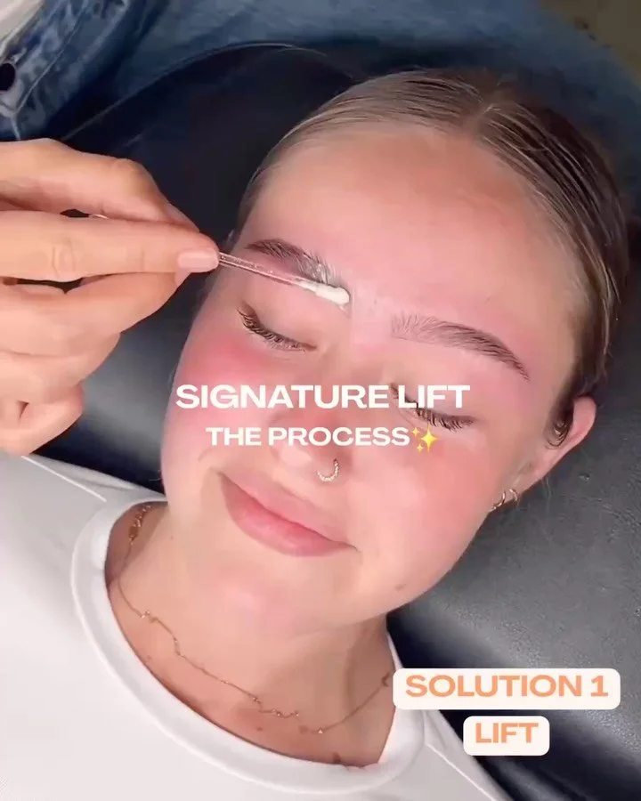 The Signature Lift 🎀 Let&rsquo;s break it down ⬇️

✨Aka a mini lamination, we apply solution one only to the fronts of your brows, breaking the bonds to reposition each hair into a more lifted, symmetrical position 
✨Solution two allows us to lock t
