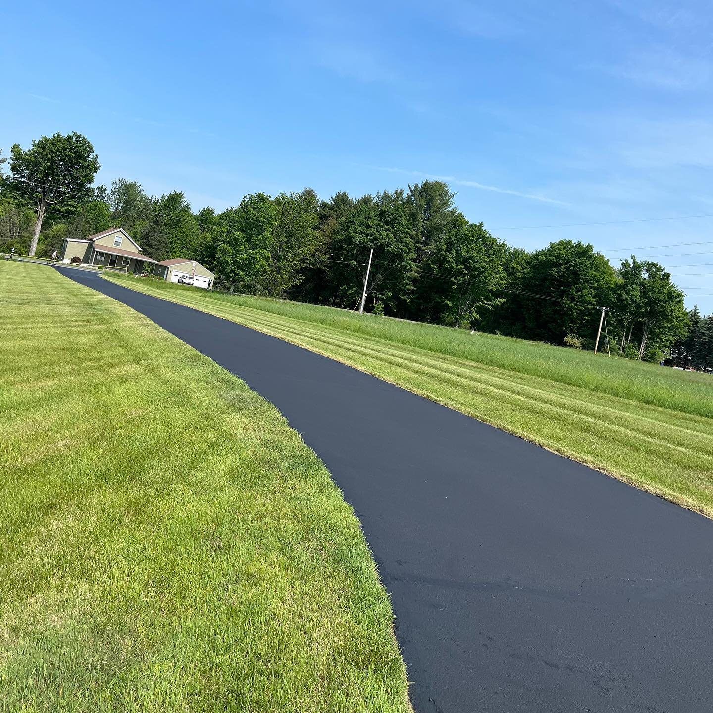 Best crew = Best results 💪🏼💪🏼

Give us a call today ‼️✅

📱 (315) 748-0425
🖥 www.3brotherssealcoating.com (link in bio)
.
.
.
.
#driveway #sealcoating #sealing #drivewaysealcoating #smallbusiness #smallbusinessowner #linestriping #crackfilling #