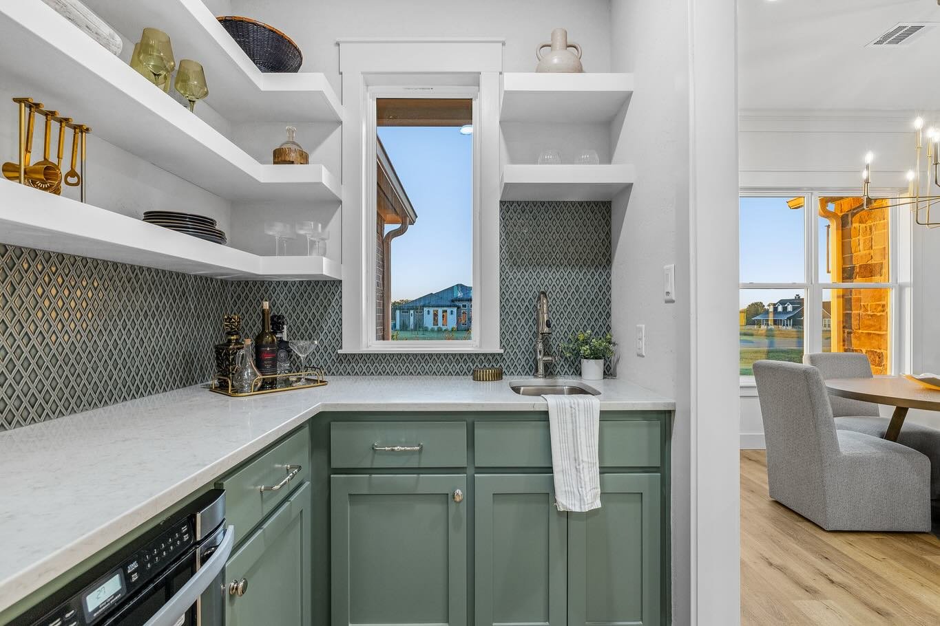 Butler&rsquo;s pantry and pantry of our dreams ✨
&zwnj;
This is a great space to add a fun pop of color to any house!