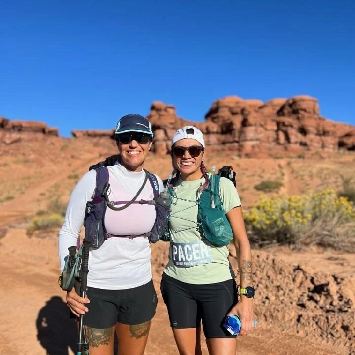 🙉🙊 
So, what kind of shenanigans are we gonna get ourselves into now? 🤣

📣 Here, WE go! @transrockiesrunning I hope you're ready for these two Chingonas.

📆 28 days... but who's counting 😂

#ultrawithmel #ultraizzyb #moabruntherocks #transrocki