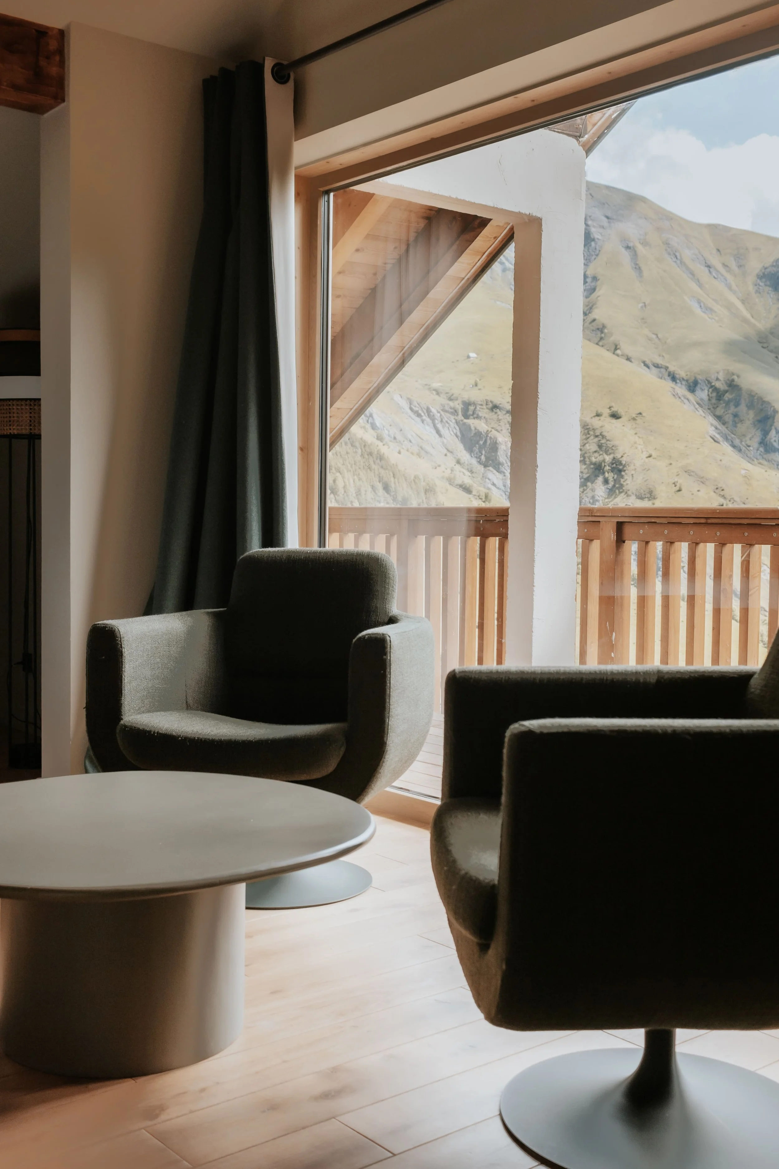 hotel-balcon-vue-montagne-les-cedres.jpg
