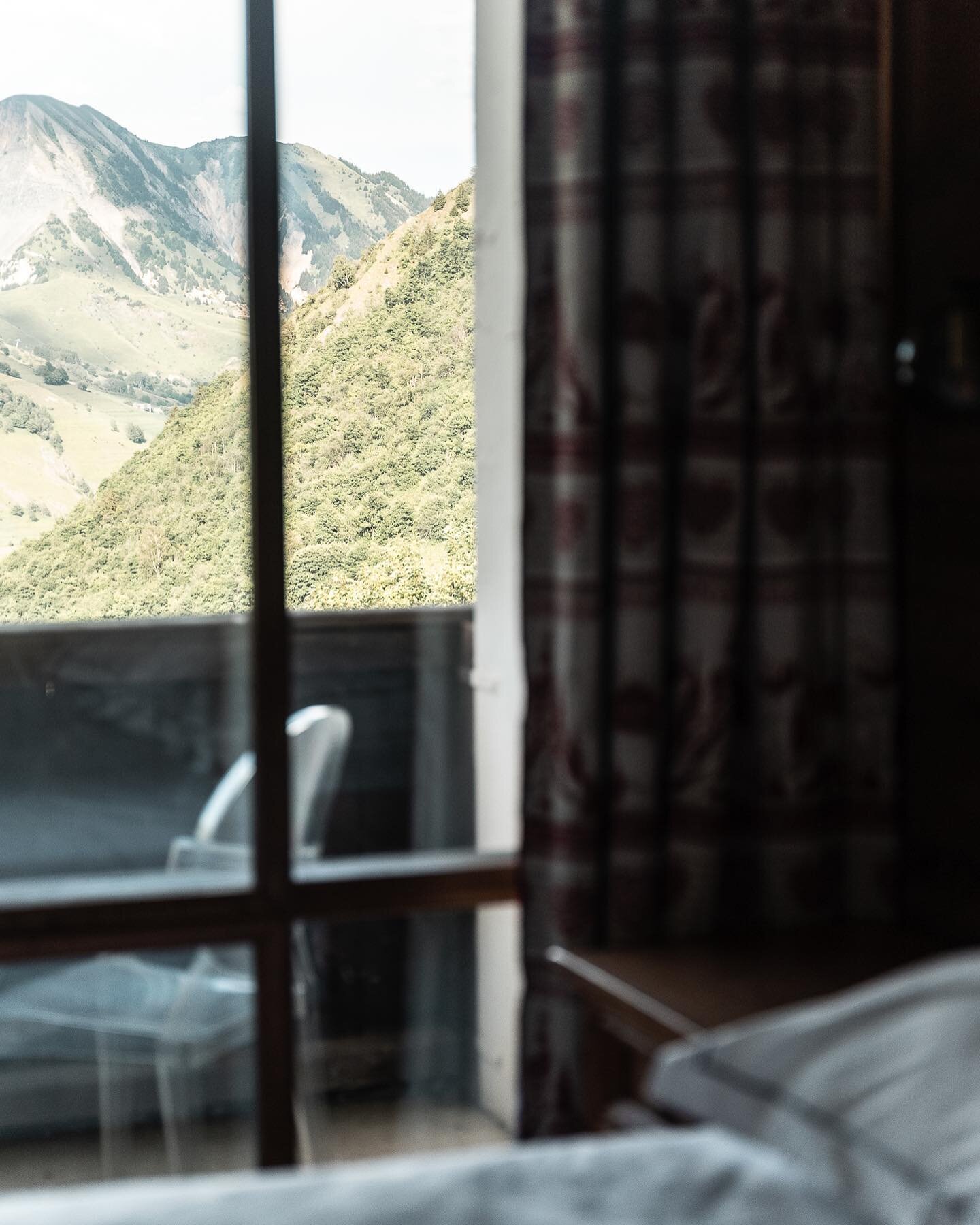 Profiter 🍃

R&eacute;servez vos s&eacute;jours de printemps &amp; d&rsquo;&eacute;t&eacute; au plus pr&egrave;s de la nature dans nos chambres donnant toutes vues sur les montagnes et vall&eacute;es ⛰️ 

- Lien en bio -

.

#saintsorlindarves #lessy