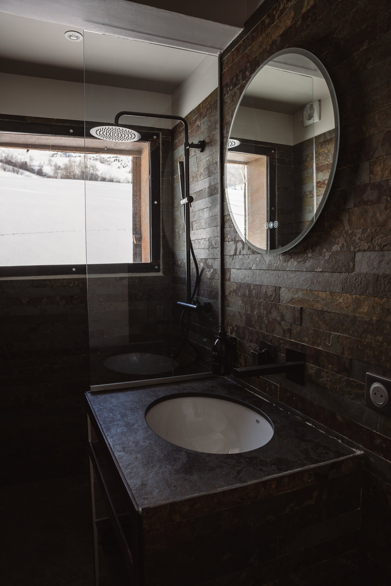 Imaginez une douche face à la montagne ou à la vallée… ? Dans notre hôtel Les Cèdres, c'est la réalité !🚿
Un instant rien qu’à vous, transformé en véritable moment de