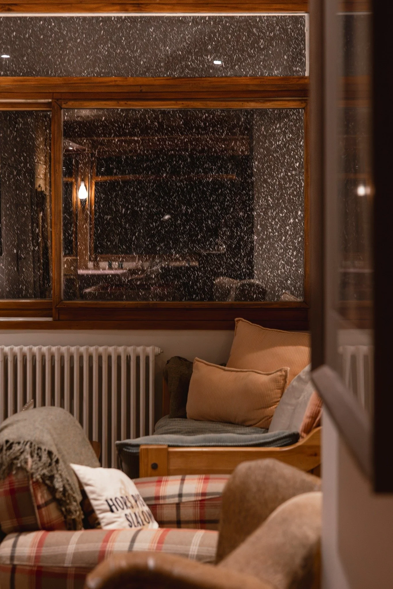 Quand il neige dehors et que le temps semble suspendu, la magie opère ❄︎
Le soir, dans la pénombre, la couche blanche s’épaissit peu à peu 🌙
Et au réveil, c’est une immensité de blanc qui s&rsquo