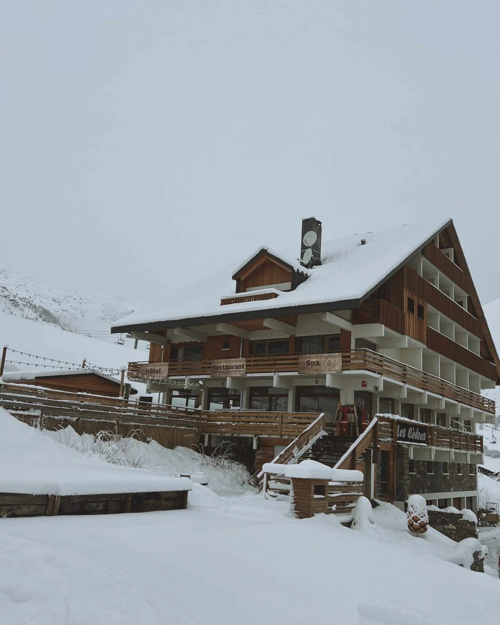 Les Cèdres sous la neige, ça donne ça ! ☃︎⋆꙳•❅*ִ🌲🪵
.
#LesCèdres #hôtelsavoie #saintsorlindarves #lessybelles #hôtelmontagne #hotelview #frenchalps