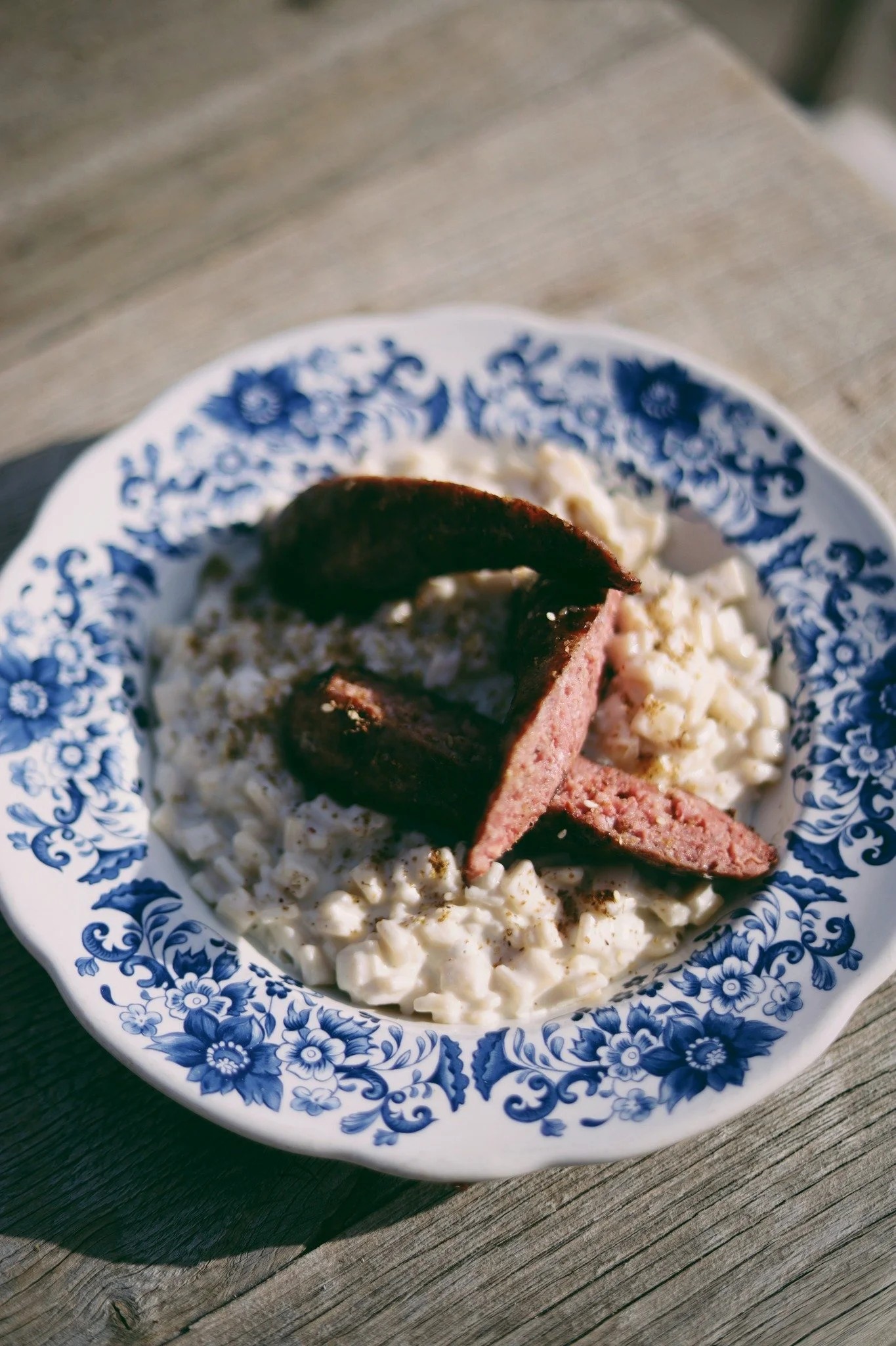 Diots & crozets, un plat montagnard généreux et savoureux, idéal pour une pause réconfortante le midi, entre vos sessions de ski ! 🧀 
.
[Diot et crozets, terrasse hôtel, montagne, savoie, french alps, plat mon
