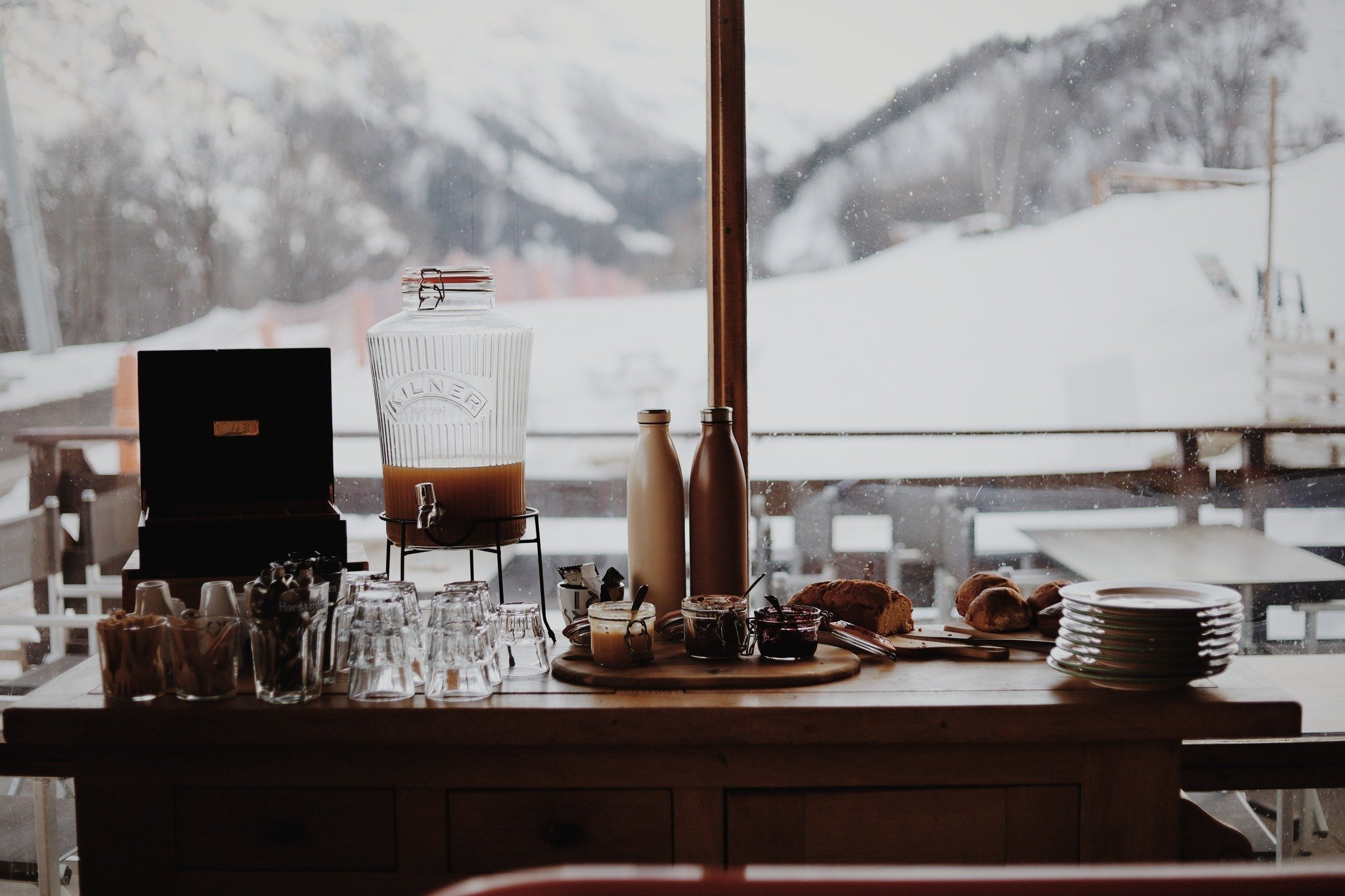 Chez nous, le go&ucirc;ter est aussi sacr&eacute; que le petit-d&eacute;jeuner !🥛

Servi chaque jour aux clients de notre h&ocirc;tel Les C&egrave;dres, il vous attend &agrave; votre retour du ski : un moment doux et gourmand, fait maison, pour fini