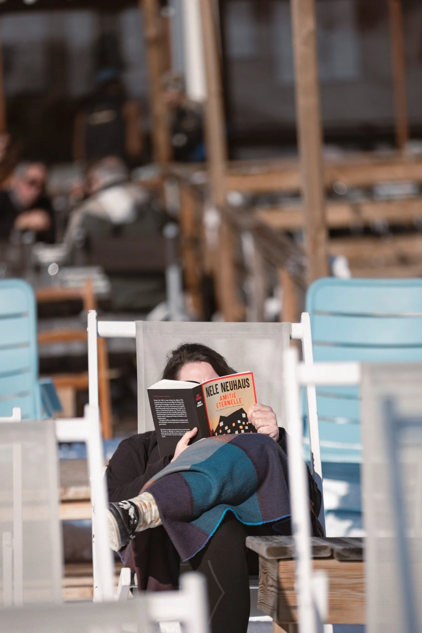 Une pause au soleil, un bon livre &agrave; la main, pendant que les enfants sont sur les pistes&hellip; c&rsquo;est aussi &ccedil;a, les vacances ! &hearts;︎📖☀︎

.

📷 @victor.janjic 

#hotellife #domainelessybelles #saintsorlindarves #hotelfrenchal