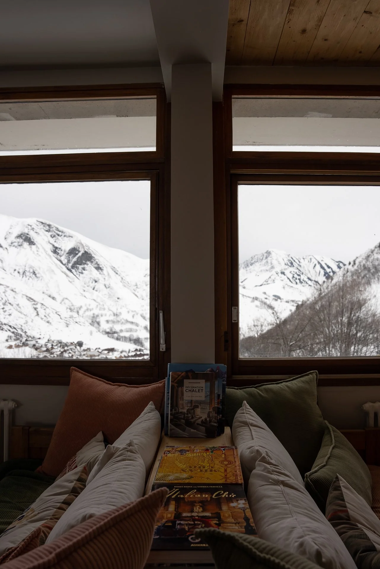 Pour profiter de cette vue &agrave; couper le souffle, r&eacute;servez d&egrave;s maintenant votre s&eacute;jour &agrave; l&rsquo;h&ocirc;tel Les C&egrave;dres ! ⛰︎ 𖠰❄︎❆

L&rsquo;ouverture approche &agrave; grands pas&hellip; Vous n'avez pas envie d