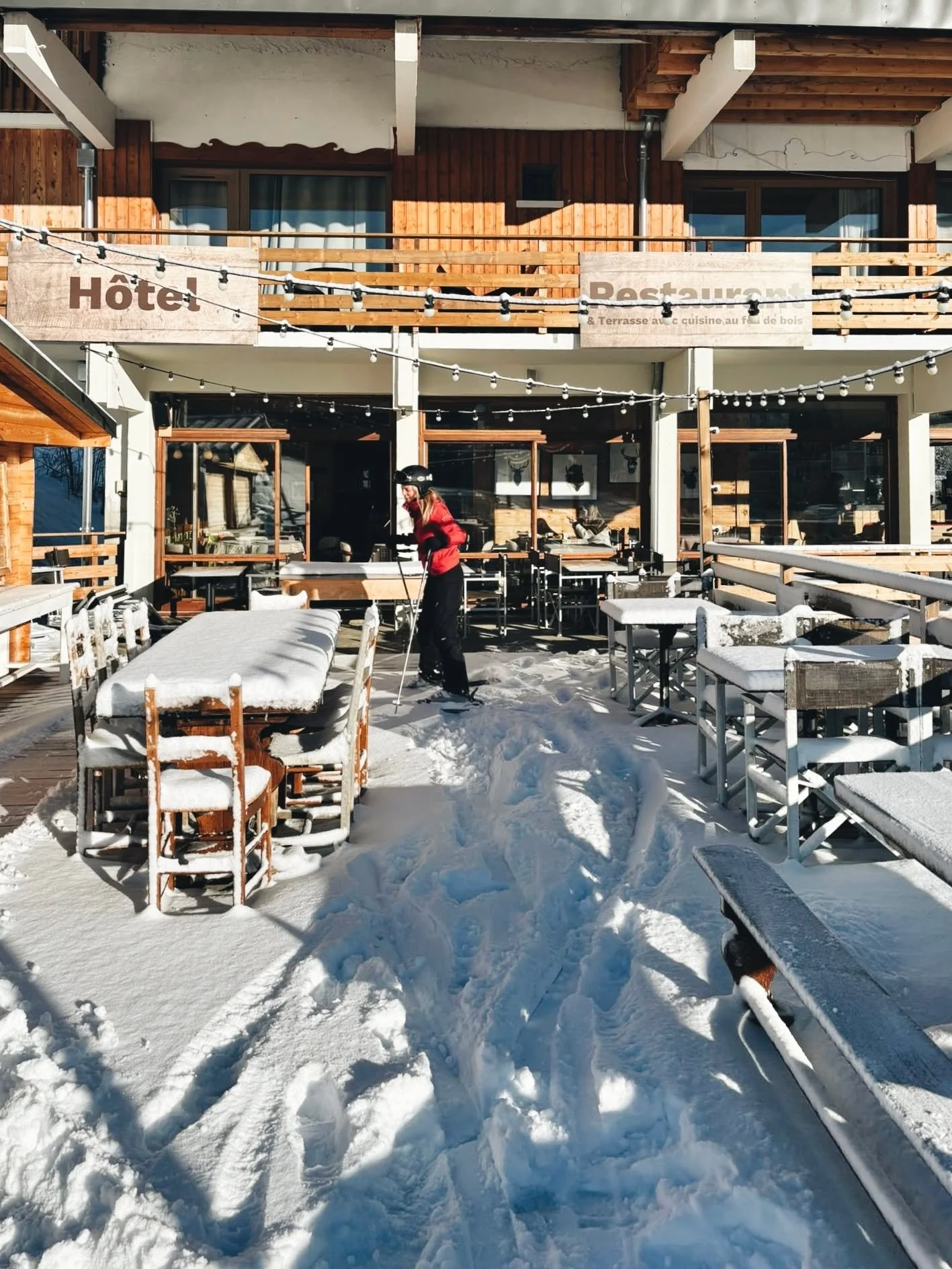 Lorsqu&rsquo;on vous dit qu&rsquo;on arrive &agrave; l&rsquo;h&ocirc;tel Les C&egrave;dres ski aux pieds, on ne se moque pas de vous&hellip; ◡̈⛷️

.

[H&ocirc;tel skis aux pieds, restaurant skis aux pieds, h&ocirc;tel Savoie, terrasse, neige, Saint S