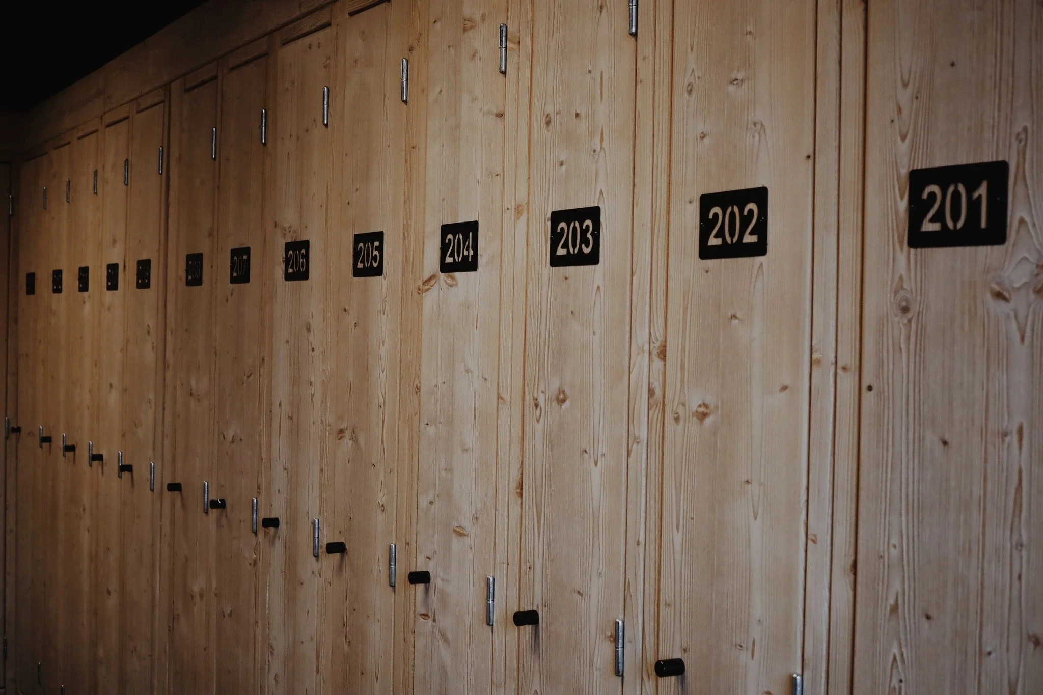 Le matin, vous ouvrez votre casier dans notre ski room&hellip; Votre mat&eacute;riel est pr&ecirc;t, d&eacute;pos&eacute; directement apr&egrave;s votre passage au magasin de location @@netskistsorlin ◡̈★🚠

Quelques pas, et vous &ecirc;tes sur les p