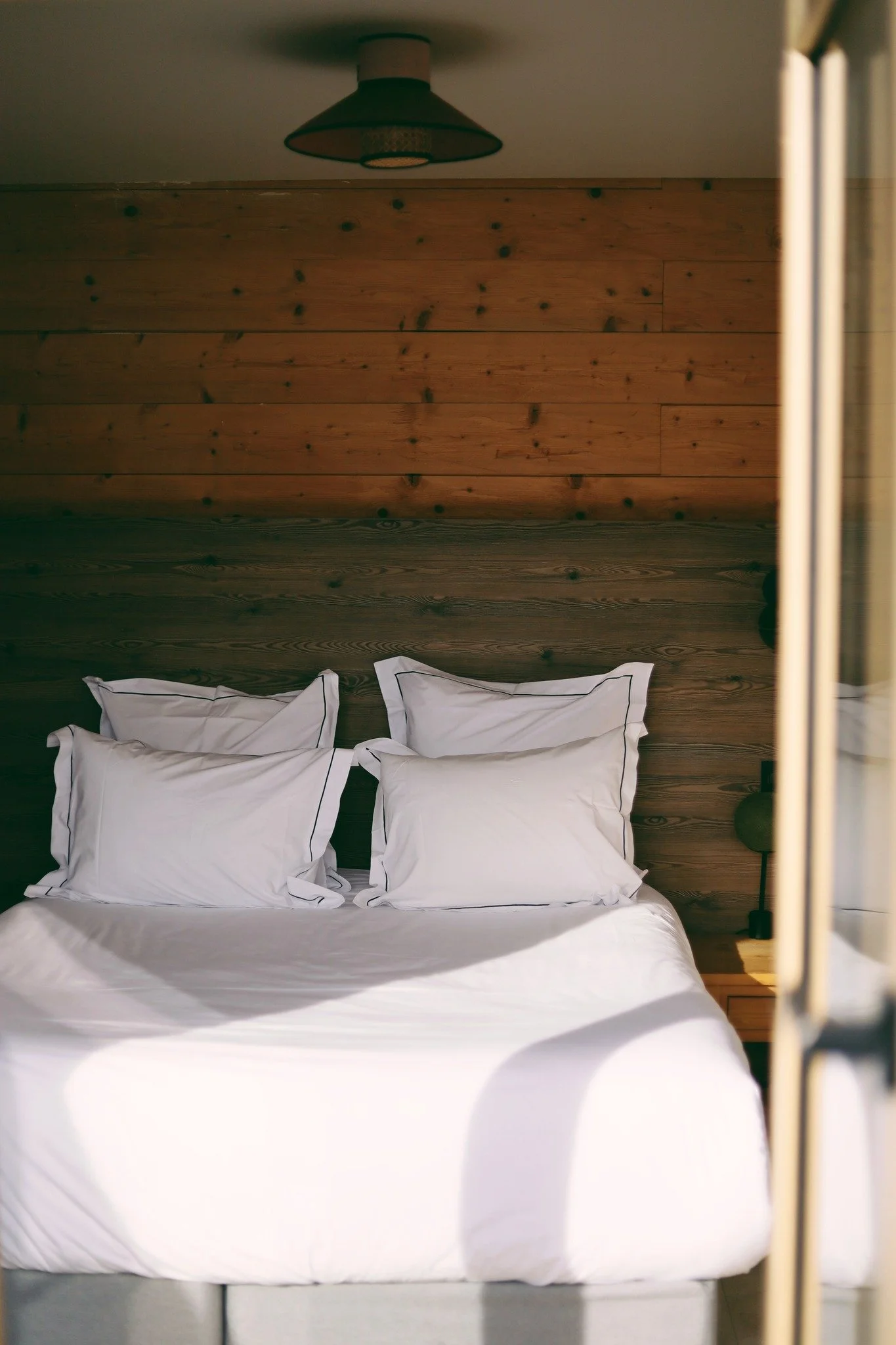 Nos chambres Confort, v&eacute;ritables cocons de bois et de douceur, sont le refuge id&eacute;al apr&egrave;s une journ&eacute;e bien remplie sur les pistes ❄️

Le petit bonus ? Elles disposent d&rsquo;un balcon priv&eacute; offrant une vue imprenab