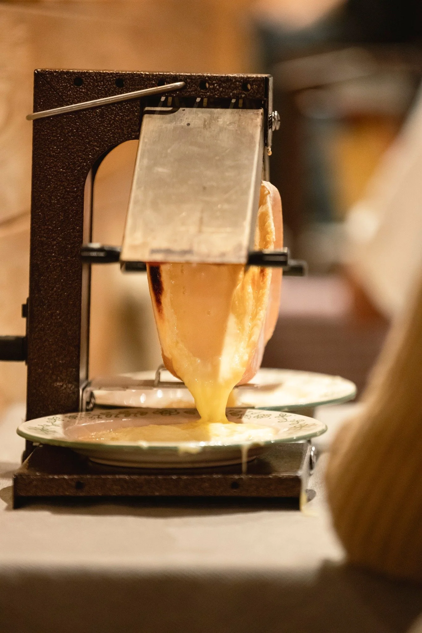 C&rsquo;est l&rsquo;ouverture du domaine @lessybelles mais aussi la journ&eacute;e de la raclette ! 🧀

Aux C&egrave;dres, l&rsquo;hiver s&rsquo;annonce gourmand : vous pouvez commander raclette &agrave; la carte, tous les soirs ! 

Que la saison com