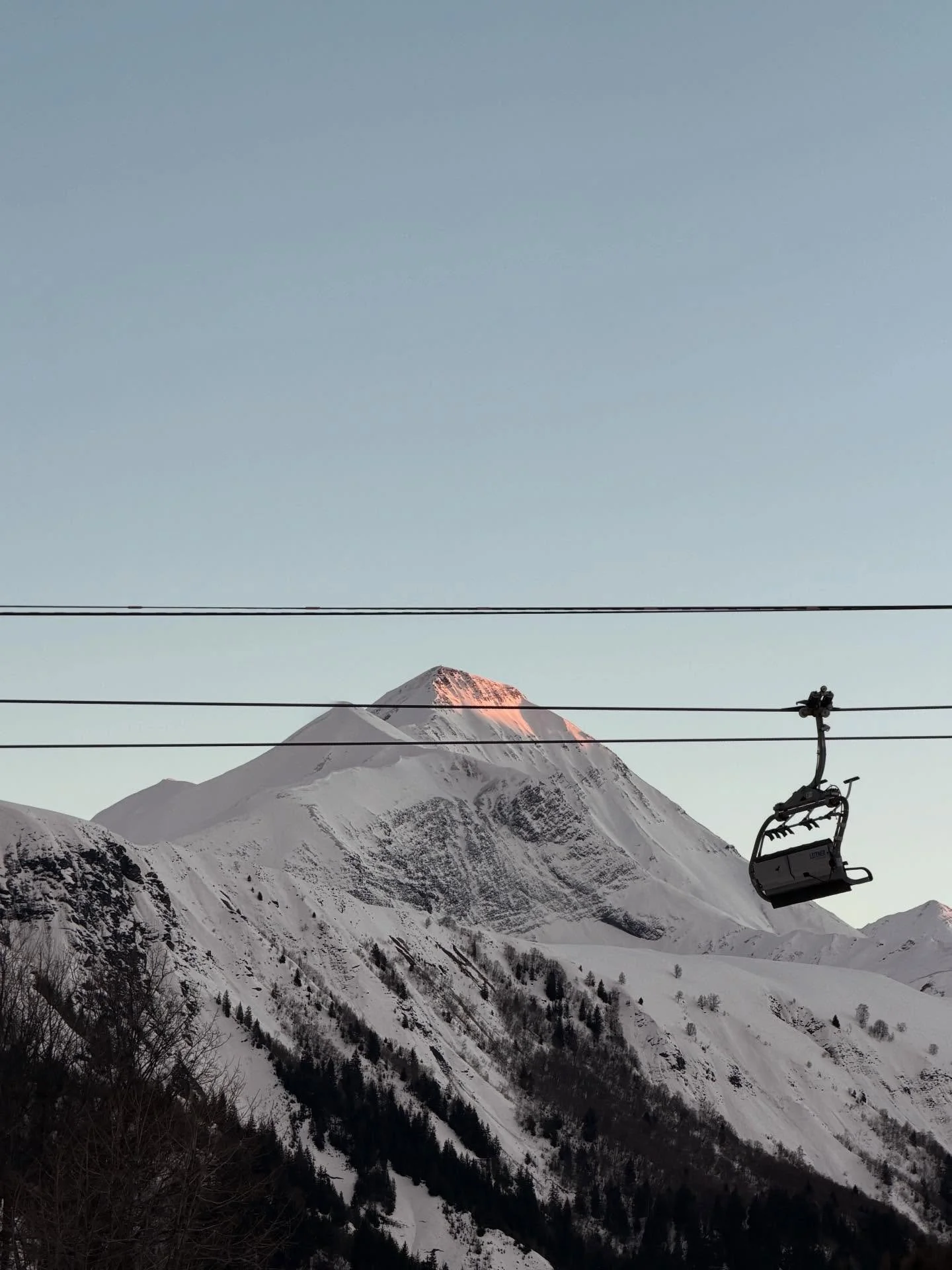 Le soleil se couche sur les sommets apr&egrave;s cette belle r&eacute;ouverture ⋆.⏾˚☁︎.&bull;₊🤍⋆｡&deg;✩☾

D&eacute;j&agrave; un brin de nostalgie&hellip; Apr&egrave;s l&rsquo;effervescence de ce week-end plein de vie, la maison retrouve le calme cet