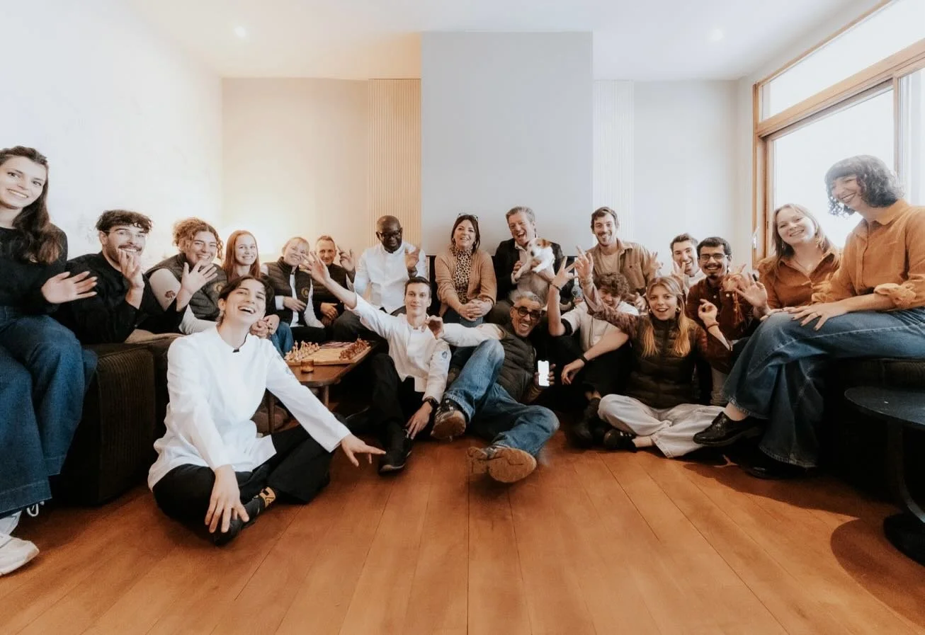 Joyeux No&euml;l de la part de toute l&rsquo;&eacute;quipe des C&egrave;dres 🤍🎁𐦂𖨆𐀪𖠋

📷 credits : @louisedupuis.photographe 

.

#joyeuxnoel #staffhotel #hotelmontagne #savoiehotel #saintsorlindarves