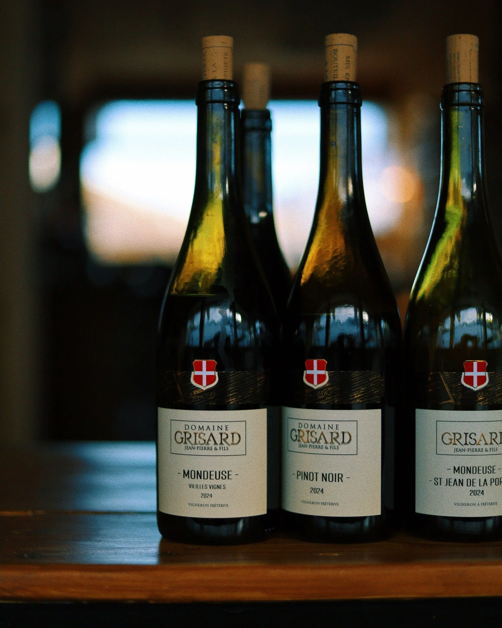 Rien de tel qu&rsquo;une bonne bouteille de vin de Savoie pour rester sur des produits locaux 🍷

Mondeuse &amp; Pinot Noir du @domaine_grisard_freterive 

.

#vindesavoie #produitlocal #winelover #restaurantsavoie #lesc&egrave;dreshotel