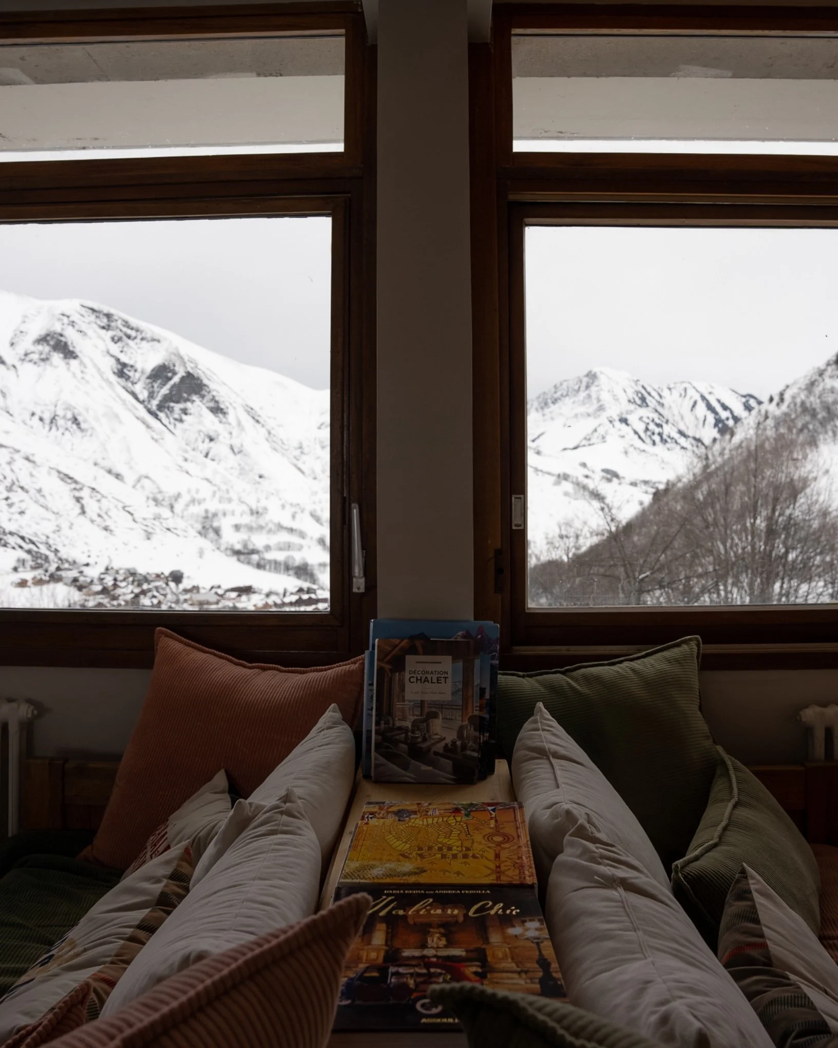 Les vacances au ski&hellip; &ccedil;a rime souvent avec valises bien charg&eacute;es et affaires encombrantes 🎿🧳

Mais aux C&egrave;dres, on pense &agrave; tout ! Notre salon offre non seulement une vue (vraiment) magnifique sur la vall&eacute;e et