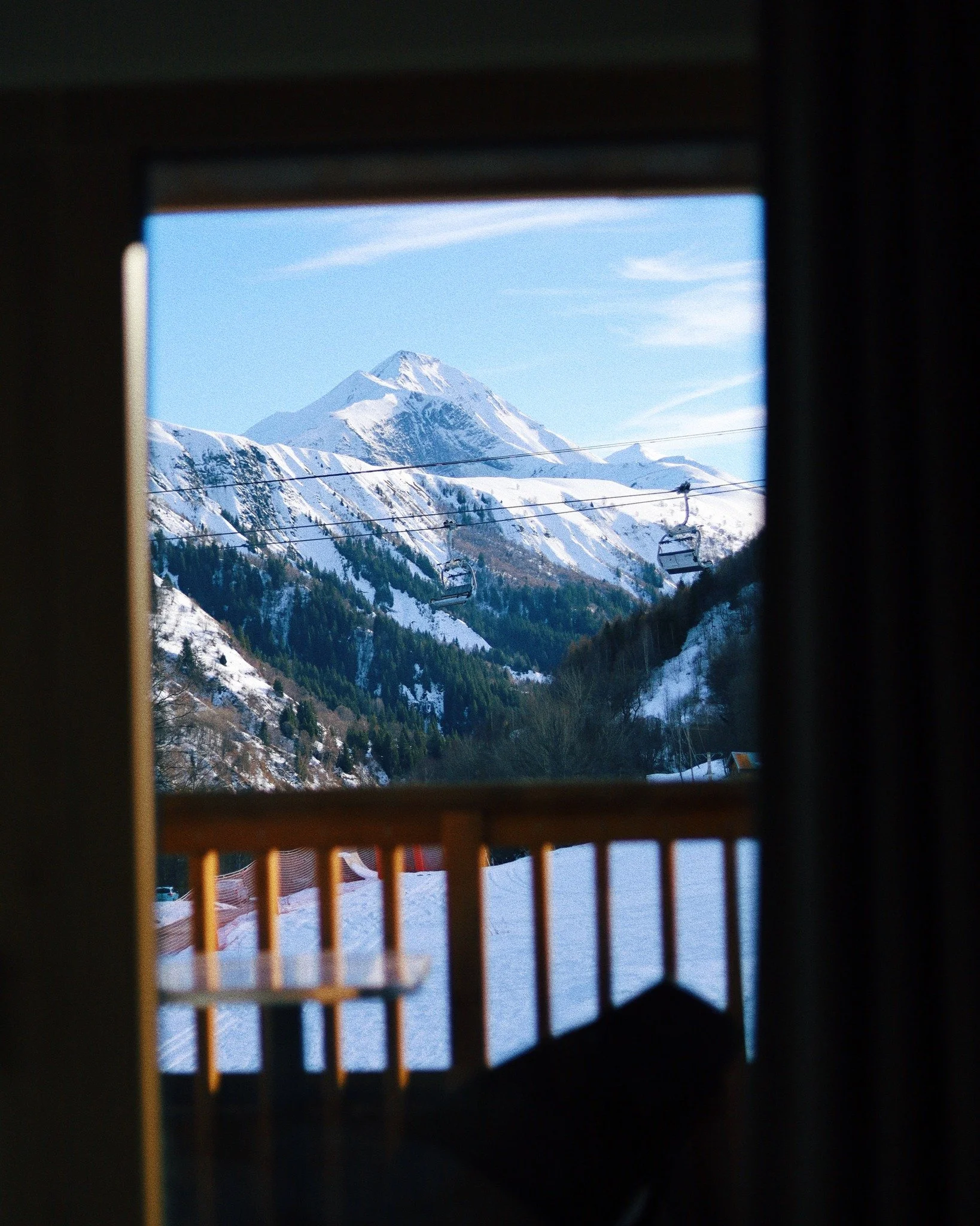 Une vue de dingue 🏔️

Chez nous, impossible d'y &eacute;chapper : toutes nos chambres vous offrent une vue sur la vall&eacute;e ou la montagne... et un balcon pour en profiter pleinement ! 💙

Ici, les vacances, c&rsquo;est 100% nature, d&eacute;ten