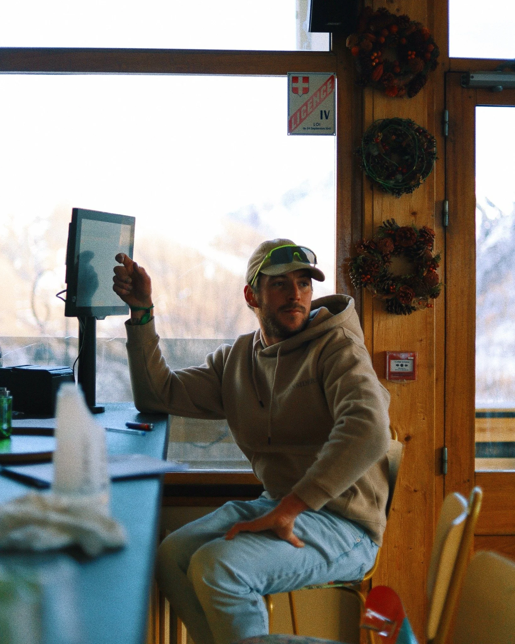 Si vous ne connaissez pas encore Maxime, c&rsquo;est que vous n&rsquo;&ecirc;tes jamais venus aux C&egrave;dres ! 🌿🤍

Il fait partie int&eacute;grante de la maison, et certains diront m&ecirc;me qu'il fait partie des murs&hellip; Depuis l&rsquo;ouv