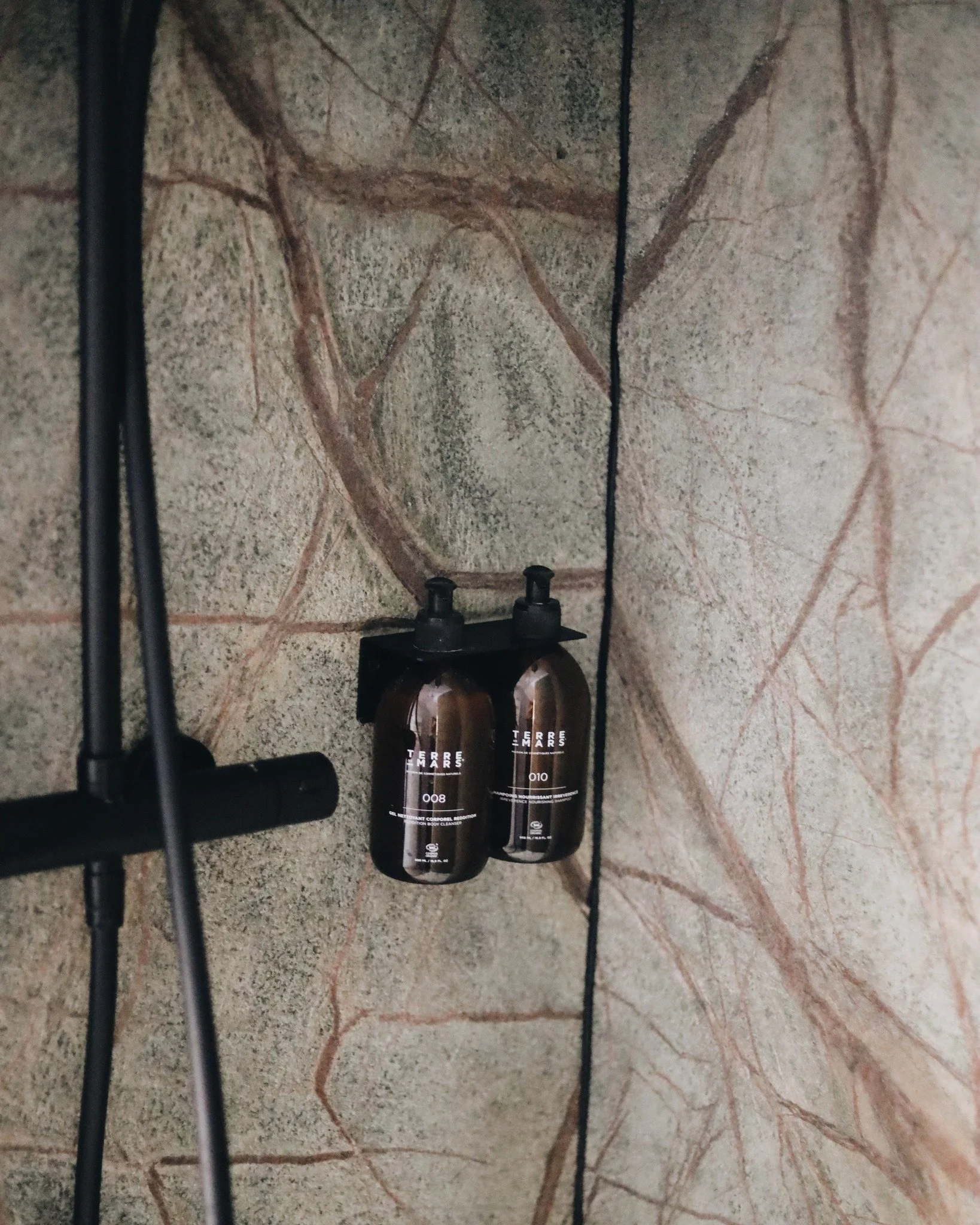Dans vos chambres et espaces bien-&ecirc;tre, nous avons choisi les soins Terre de Mars : une maison fran&ccedil;aise de cosm&eacute;tique naturelle, certifi&eacute;e bio, vegan et engag&eacute;e 🌿🤍 

Aux C&egrave;dres, on est vraiment soucieux des