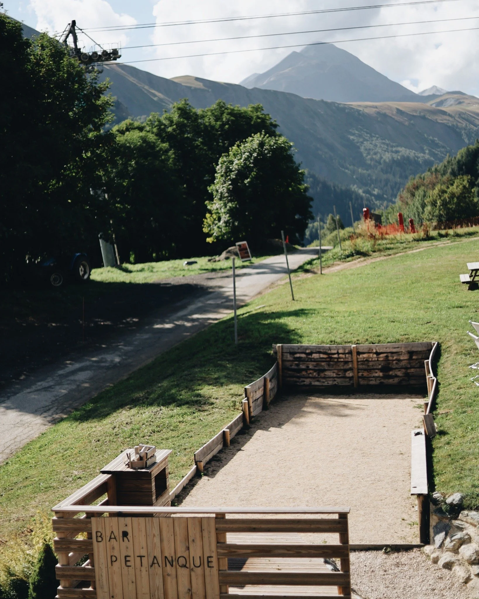 &Agrave; l&rsquo;h&ocirc;tel, nous avons un&hellip; terrain de p&eacute;tanque, avec en bonus un d&eacute;cor de r&ecirc;ve ⛳

&Agrave; la montagne, les activit&eacute;s outdoor ne manquent pas&hellip; mais il y a aussi de quoi profiter sur place 😎
