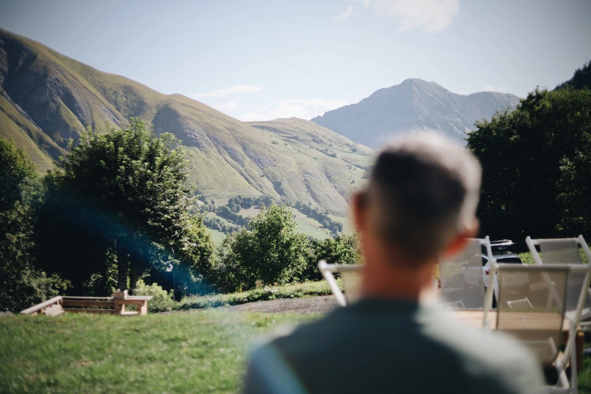 Notre d&eacute;finition du luxe c'est &ccedil;a : une vall&eacute;e &agrave; perte de vue qu'on ne se lasse jamais de regarder 🍃♡⛰️☁️

Les paysages, la vue, l'air pur de la montagne ! 

.

#&eacute;t&eacute;&agrave;lamontagne #montagne #frenchalps #