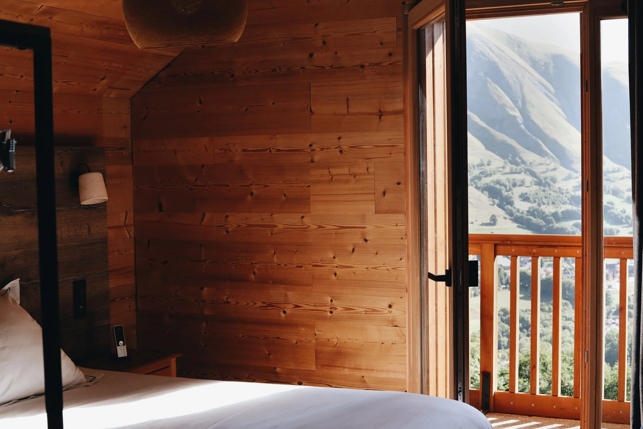 Nos chambres vue sur la vall&eacute;e vous offrent un magnifique bain de lumi&egrave;re d&egrave;s le matin 🛋

Il faut le voir pour le croire, alors r&eacute;servez vite votre s&eacute;jour ➢ lien en bio

.

#chambrehotel #chambrevue #hotelview #fre
