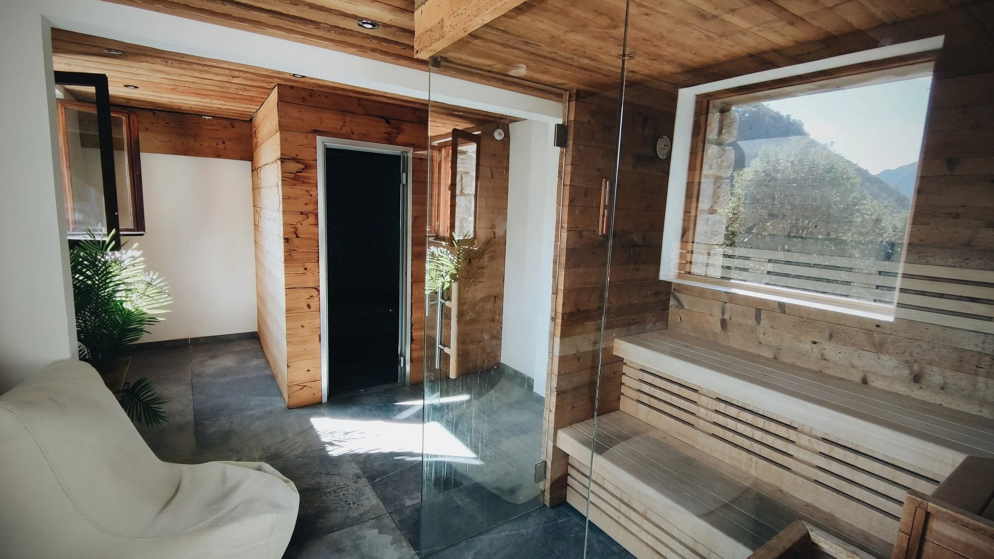 Ressourcez-vous au c&oelig;ur des montagnes cet &eacute;t&eacute; ✨

Profitez d&rsquo;un moment de d&eacute;tente dans notre Baln&eacute;o, notre espace bien-&ecirc;tre :
Sauna &bull; Hammam &bull; Jacuzzi 🧖🏼&zwj;♀️🍵🍃

✿ Pour les clients de l&rsq