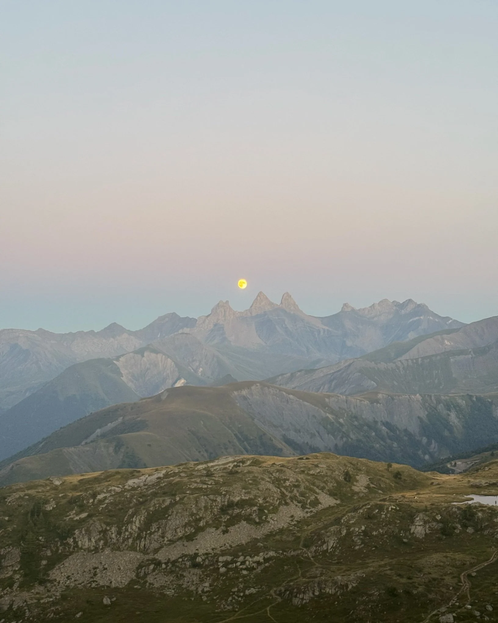 🏔️ Les Aiguilles d&rsquo;Arves en &eacute;t&eacute;&hellip; &ccedil;a ressemble &agrave; &ccedil;a !

&Agrave; l&rsquo;occasion de la Journ&eacute;e de l&rsquo;environnement, on vous emm&egrave;ne &agrave; la d&eacute;couverte de ce sommet embl&eacu