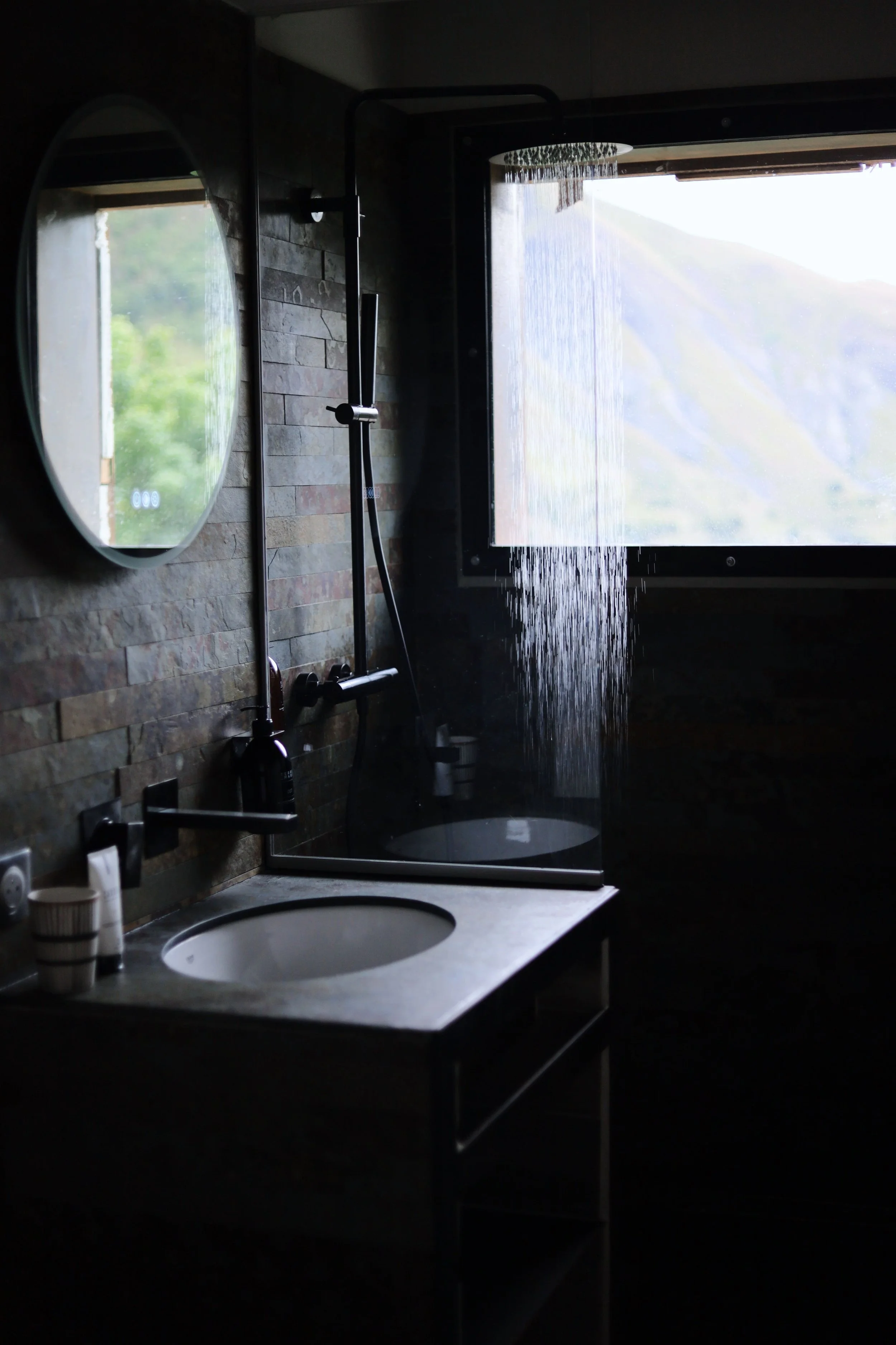 Salle de bain avec vue les cèdres