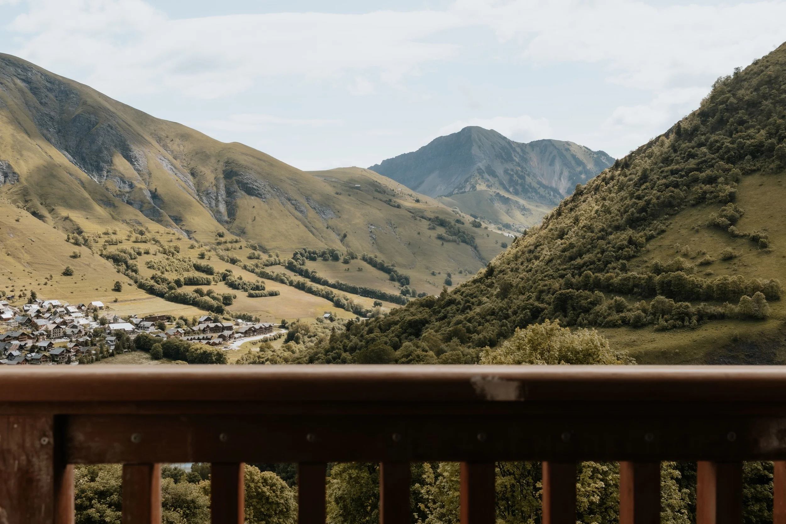 balcon avec vue sur les montagnes