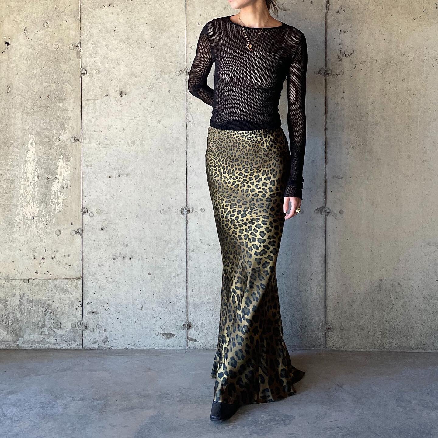 &lsquo;90s leopard print maxi skirt

this one&rsquo;s for my tall girlies. ultra maxi skirt with an ombr&eacute; cheetah print, very much sex and the city vibes. 

excellent vintage condition

marked a size 6, best fits 28
waist 14 in 
hip 18.5 in
le