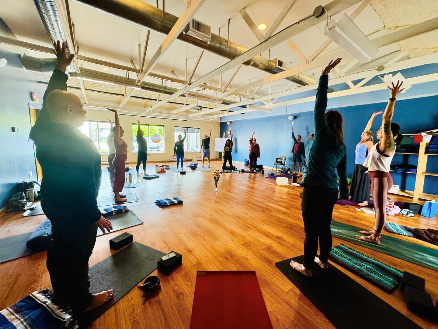 Grateful to be studying yoga all weekend for 300-hour teacher training with this beautiful sangha @cityoga in Indy with the wise and ever-inspiring @rolf_gates_ 🥰🙏💕
.
Intention + attention = full presence
Knowing (what is real and true) vs thinkin