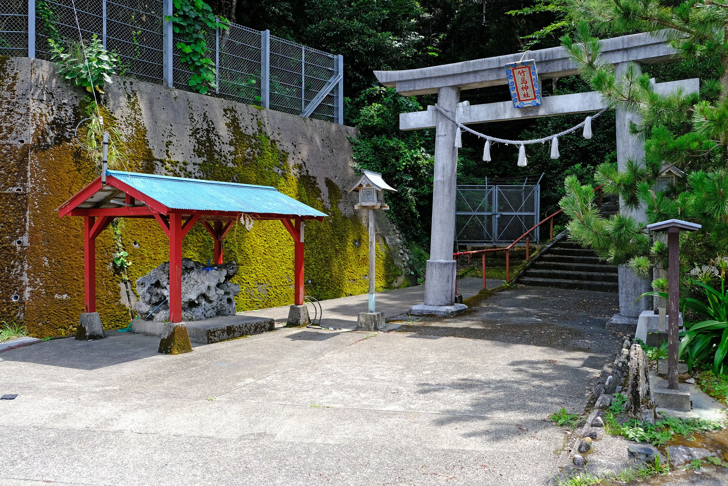 takegashima-shrine-entrance-torii-with-basin.jpg