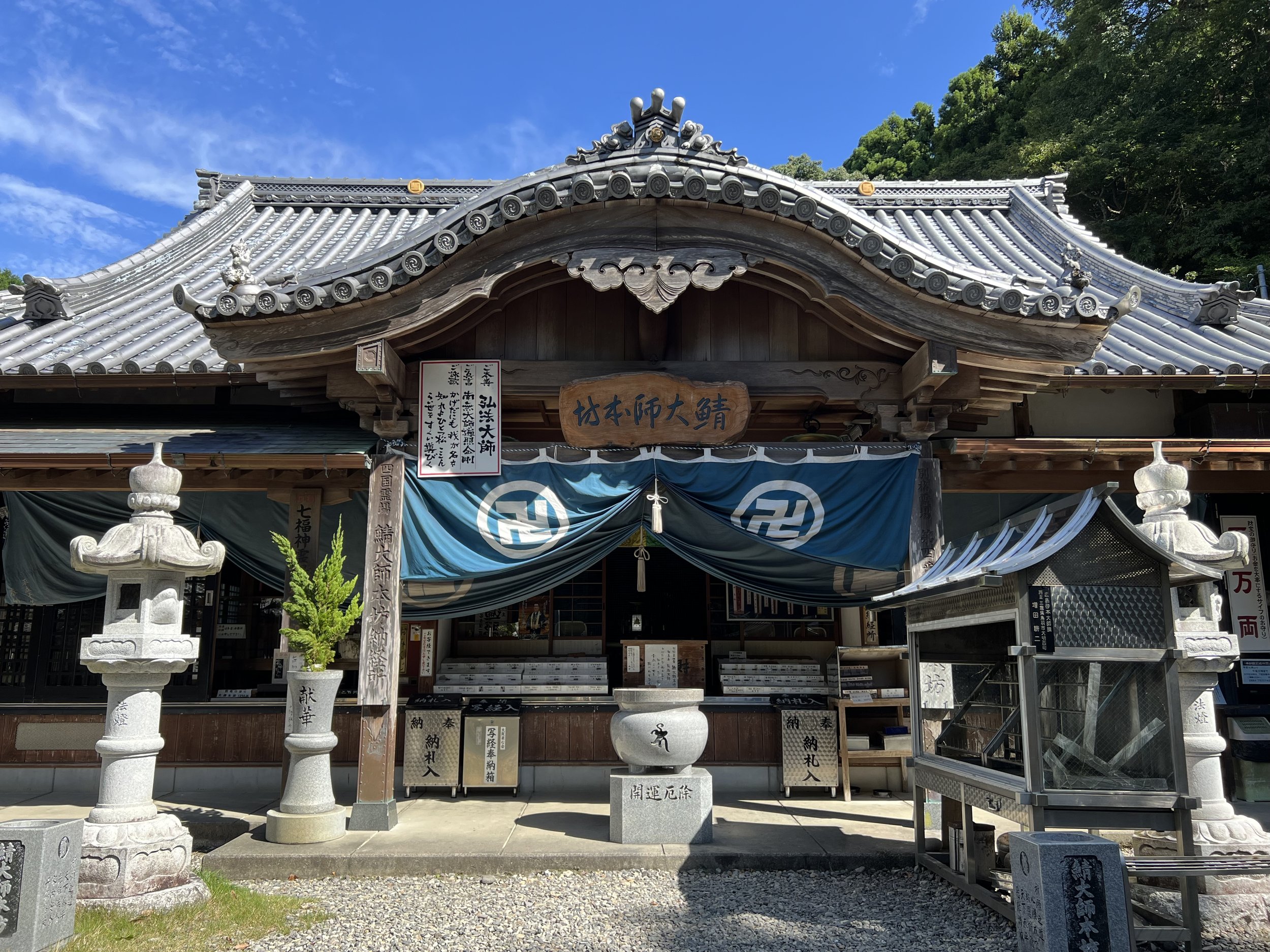yasaka-temple-mall-hall.jpg