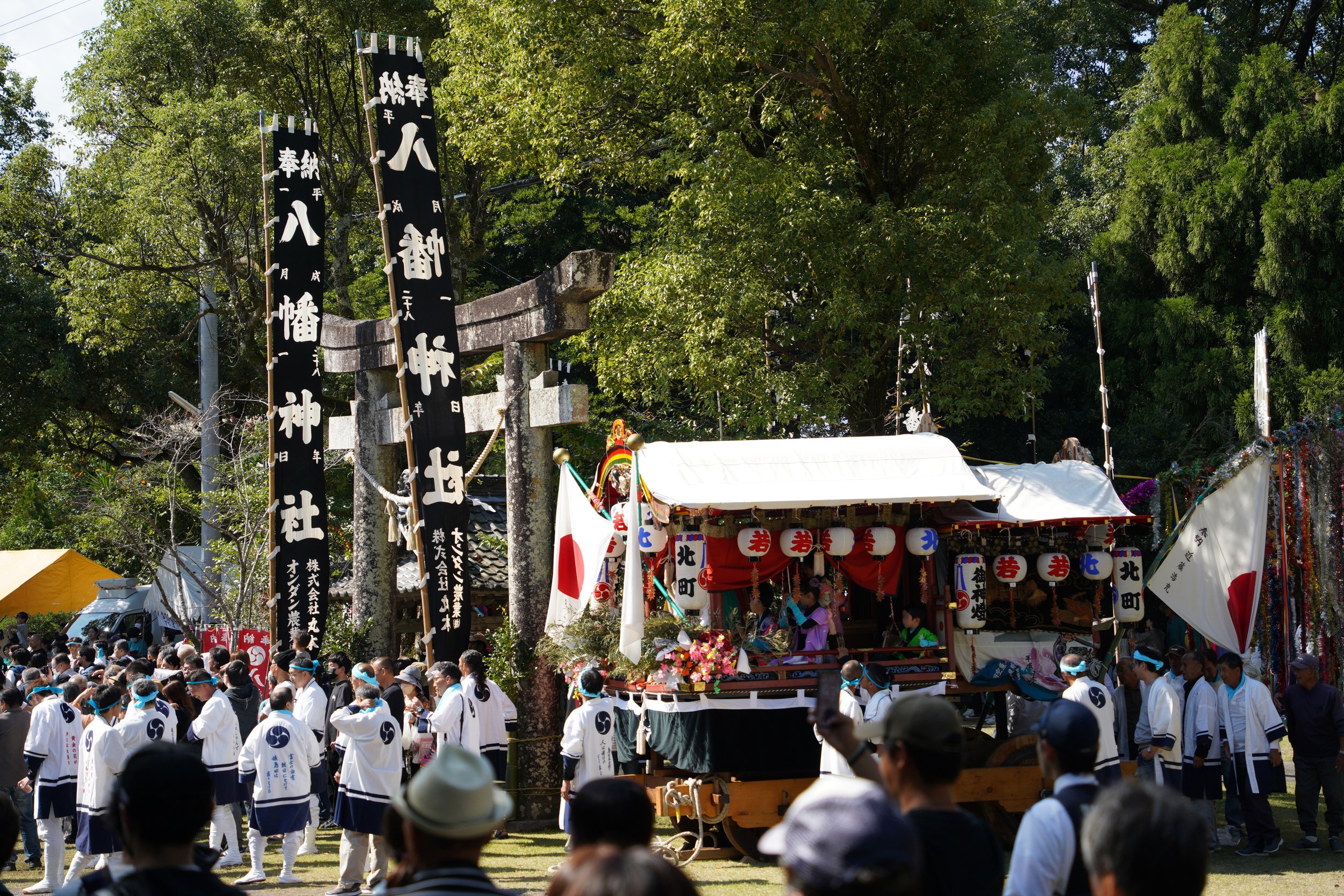 danjiri-float-beside-ozato-hachiman-shrine-torii-gate.JPG